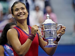 Britka Emma Raducanuová pózuje s trofejí pro šampionku US Open.