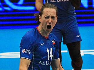 Český volejbalista Adam Bartoš se raduje po dobrém míči.