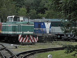 Lokomotiva řady T 334.0 (vlevo)