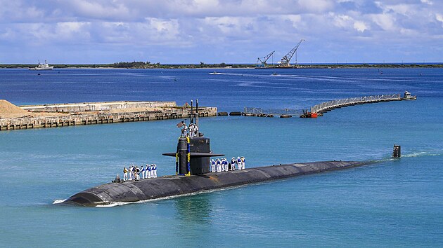 Jadern ponorka americkho nmonictva USS Oklahoma City (SSN 723) pi nvratu z ostrova Guam (19. srpna 2021)