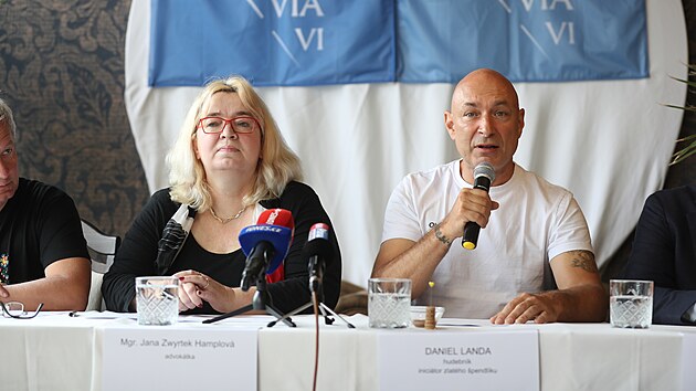 Advokáti Tomáš Nielsen, Jana Zwyrtek Hamplová a Zdeněk Koudelka představili se zpěvákem Danielem Landou cíle iniciativy Zlatý špendlík. (15. září 2021)