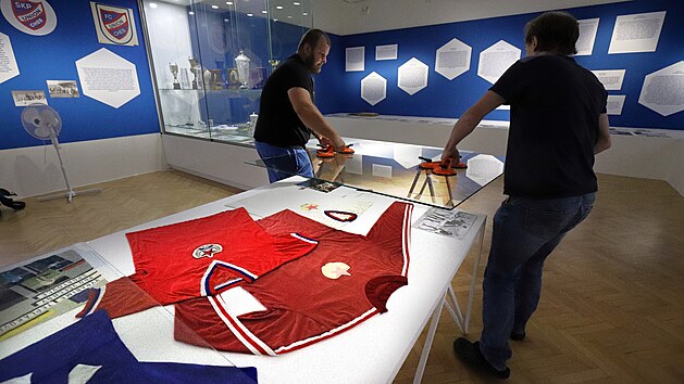 Instalace výstavy Šestnáct sezon v lize. 70 let od vzniku Rudé hvězdy Cheb.