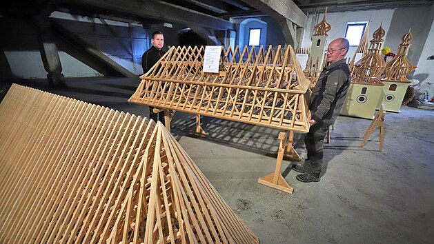 Stěhování modelů krovů, které daroval Chebu tesařský mistr Josef Hauer, do prostor městského špejcharu v Hradební ulici. (16. září 2021)