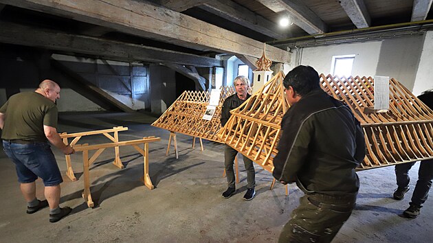 Sthovn model krov, kter daroval Chebu tesask mistr Josef Hauer, do prostor mstskho pejcharu v Hradebn ulici. (16. z 2021)