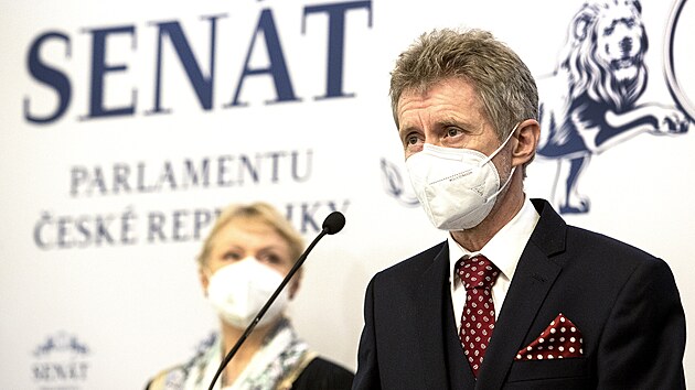 Předseda Senátu Miloš Vystrčil na tiskové konferenci k aktuálním informacím, které byly zveřejněny v souvislosti s výbuchem ve Vrběticích. (18. dubna 2021)
