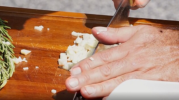 Kuchařská technika: přidržte nůž u špičky a kolébkovým pohybem nasekáte materiál najemno.
