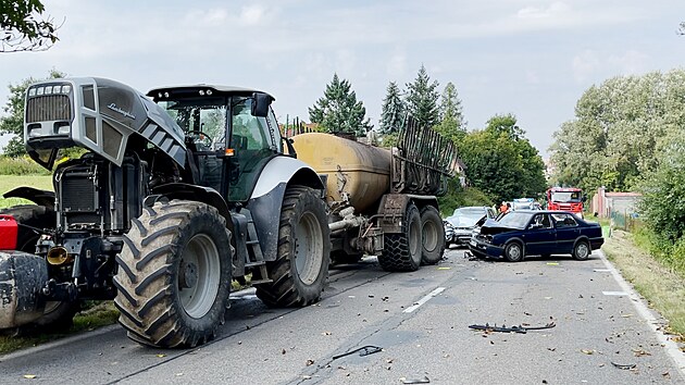 Na Beneovsku narazilo auto do traktoru. (11. z 2021)