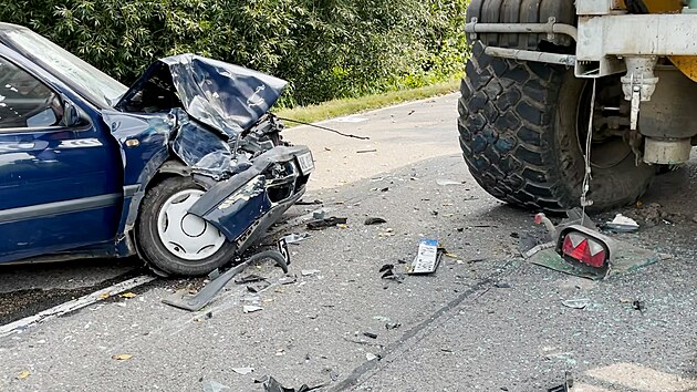 Na Beneovsku narazilo auto do traktoru. (11. z 2021)