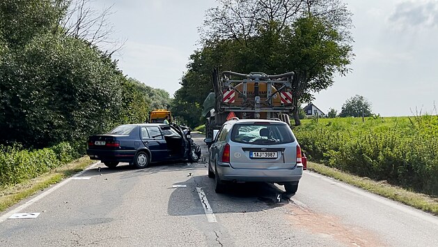 Na Beneovsku narazilo auto do traktoru. (11. z 2021)
