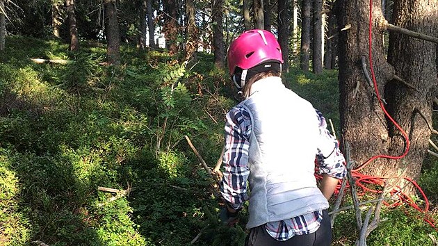 V p�tek odpoledne hor�t� z�chran��i pom�hali uv�zl� paraglidistce pod �ernou horou. (10. z��� 2021)