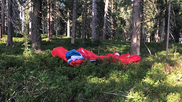 V p�tek odpoledne hor�t� z�chran��i pom�hali uv�zl� paraglidistce pod �ernou horou. (10. z��� 2021)