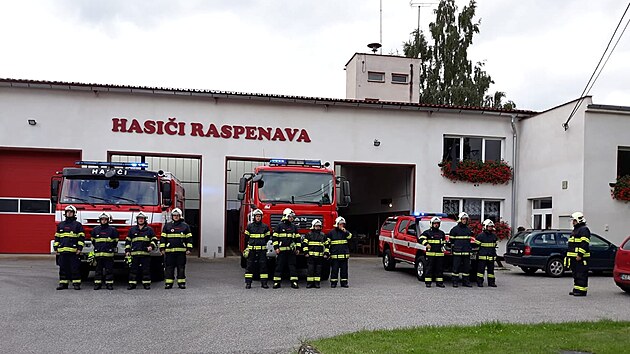 Hasiči uctili památku dvou zemřelých kolegů z Koryčan. Na snímku hasiči z Raspenavy na Liberecku. (19. září 2021)