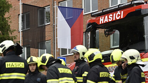 Hasiči ve Zlíně uctili památku dvou dobrovolných hasičů, kteří zahynuli při výbuchu rodinného domu v Koryčanech na Kroměřížsku. (19. září 2021)