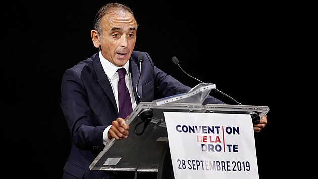 Francouzský novinář Eric Zemmour při svém projevu v Paříži (28. září 2019)