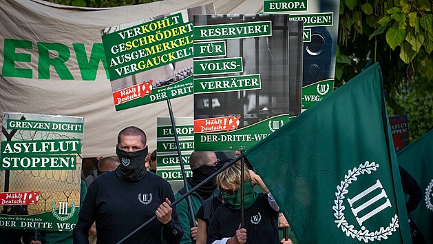 Na shromdn pravicov extremistick strany Tet cesta v Plavnu (Plauen) se objevil plakt s npisem Vyhrazeno pro zrdce lidu. (3. jna 2020)