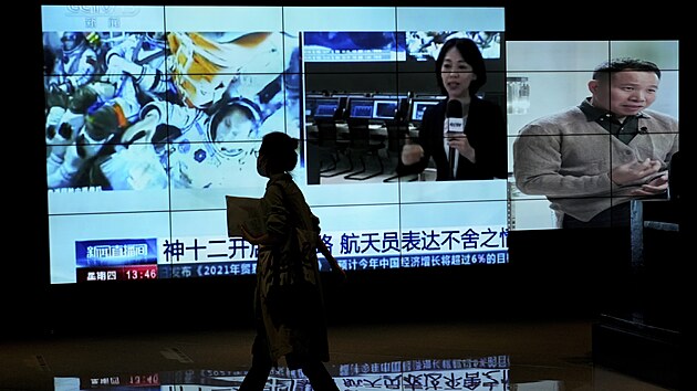 Čínská televize CCTV vysílá o čínských astronautech ve vesmírné lodi Šen-čou 12.  (16. září 2021)