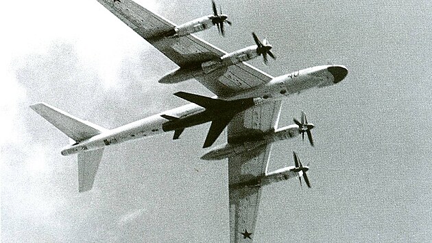 Tu-95K s podvenou ervenou Ch-20 v Tuinu. Dobe je vidt aerodynamick lryt, kter zmtl pozorovatele.
