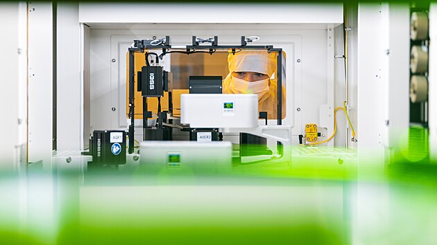 Výroba čipů v továrně Bosche v Drážďanech