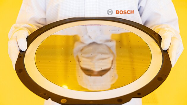 Výroba čipů v továrně Bosche v Drážďanech