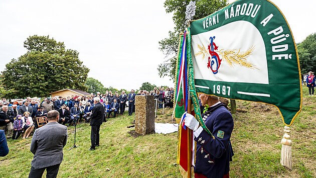 Pomnk obtem Akce Kulak, je mla v rmci nsiln kolektivizace venkova zlikvidovat soukrom zemdlstv u ns, odhalili 17. z 2021 v Krabicch na Litomicku pi pleitosti 70 let od zahjen akce.