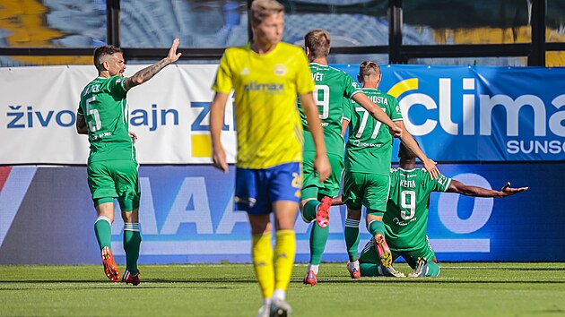 Fotbalist� Bohemians se raduj� z g�lu Ibrahima Keity (vpravo) v utk�n� proti Zl�nu.