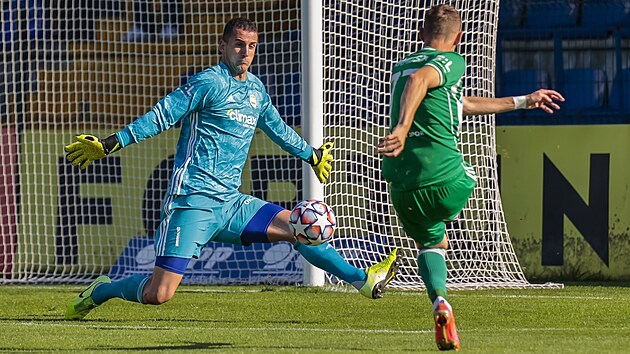 Zl�nsk� brank�� Matej Rakovan zasahuje proti st�ele Jana Chramosty z Bohemians.