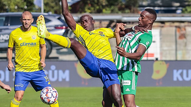 Zlnsk zlonk Cheick Conde se petlauje s Ibrahimem Keitou z Bohemians (vpravo).