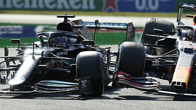 Srka mezi Lewisem Hamiltonem (vlevo) a Maxem Verstappenem ve Velk cen Itlie