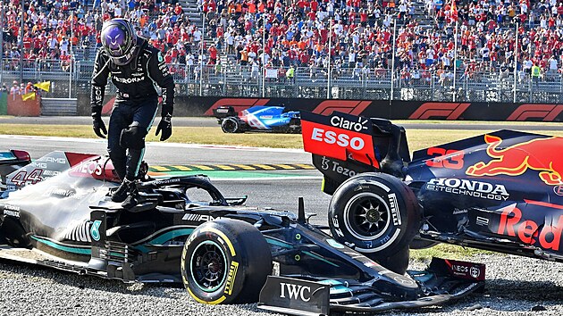 Lewis Hamilton vystupuje z pokozenho vozu po srce s Maxem Verstappenem ve Velk cen Itlie.
