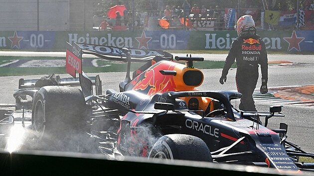 Max Verstappen opout tra po srce s Lewisem Hamitlonem ve Velk cen Itlie.