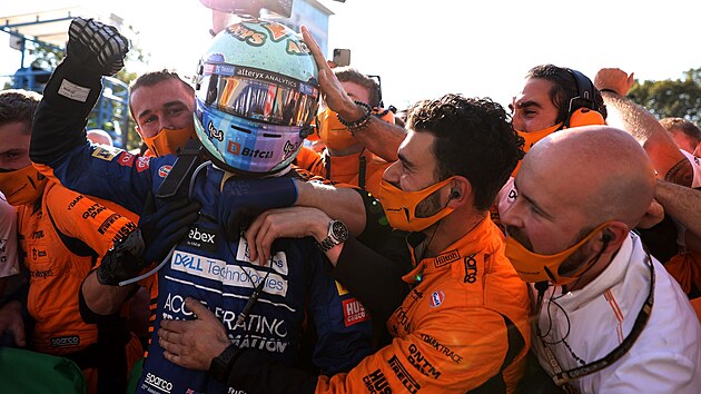 Daniel Ricciardo slav se svm tmem McLaren vtzstv ve Velk cen Itlie.