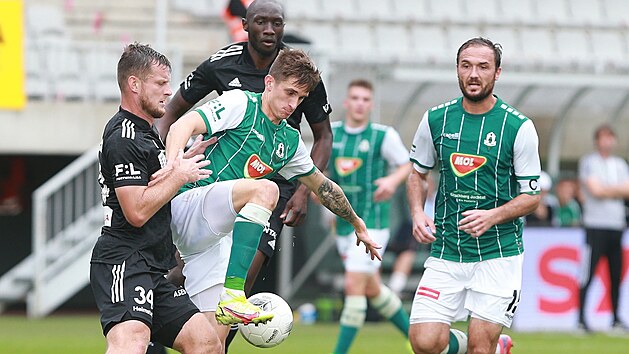 Jabloneck� Dominik Ple�til si kryje m�� v souboji s Anton�nem K�apkou z Karvin�.