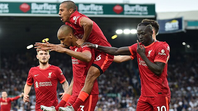 Fotbalist Liverpoolu oslavuj gl, kter vstelil Fabinho (s islem 3).