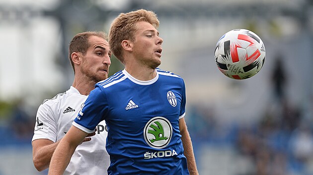 Mladoboleslavsk zlonk Michal Hlavat (vpravo) si kryje m ped Pablem Gonzlezem z Olomouce.