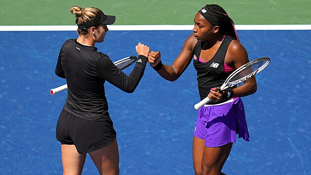 Coco Gauffová (vpravo) a Catherine McNallyová ve finále čtyřhry na US Open