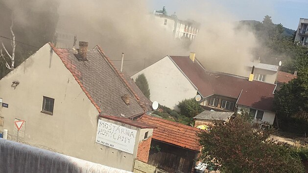 Výbuch zničil rodinný dům v Koryčanech a zranil několik lidí. Na místě jsou všechny složky záchranného systému.  (září 2021)
