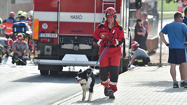 Kory�any na Krom���sku ot��sla exploze rodinn�ho domu. Na m�st� zasahovali i kynologov� se psy vycvi�en�mi na vyhled�v�n� osob v trosk�ch. (z��� 2021)