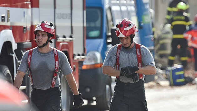 Exploze rodinného domu v Koryčanech si vyžádala dvě oběti. Na místě zasahovaly desítky hasičů, policistů i zdravotníků (září 2021).