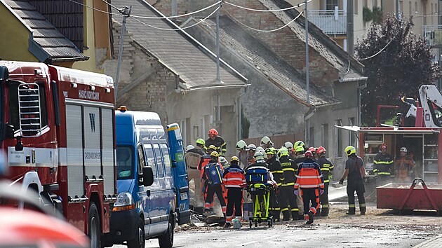 Exploze rodinného domu v Koryčanech si vyžádala dvě oběti. Na místě zasahovaly desítky hasičů, policistů i zdravotníků (září 2021).