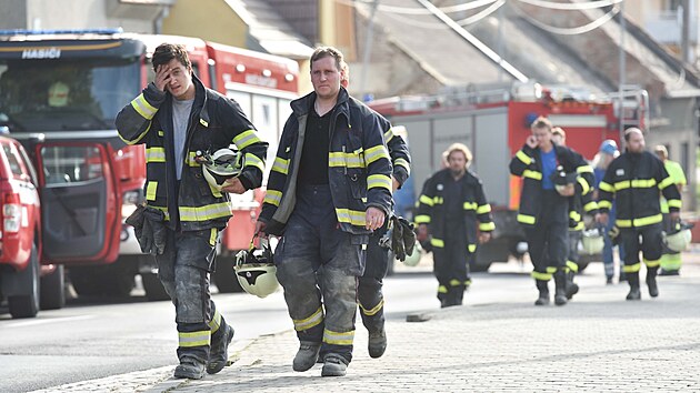 Exploze rodinného domu v Koryčanech si vyžádala dvě oběti. Na místě zasahovaly desítky hasičů, policistů i zdravotníků. (září 2021)