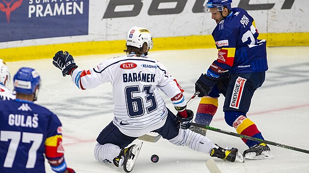 Utkn 2. kola hokejov extraligy: Madeta Motor esk Budjovice - Ryti Kladno, 12. z 2021 v eskch Budjovicch. Zleva Marek Barnek z Kladna a Luk Pech z eskch Budjovic.