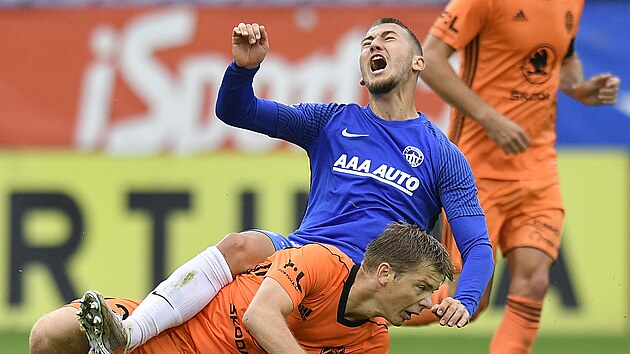 Utkn 8. kola prvn fotbalov ligy Slovan Liberec - FK Mlad Boleslav. Filipa Havelku z Liberce pejel Michal Hlavat z Boleslavi.