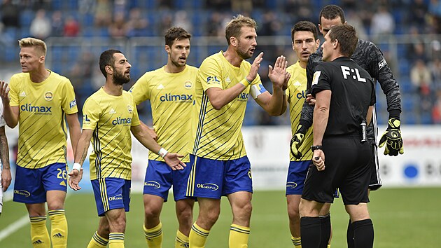 Utkn 8. kola prvn fotbalov ligy: 1. FC Slovcko - Fastav Zln. Hri Zlna se dohaduj s rozhodm Pechancem.