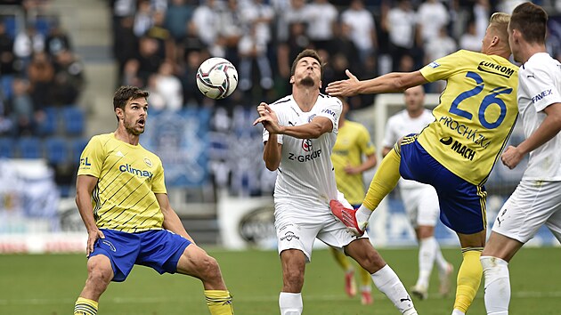 Utk�n� 8. kola prvn� fotbalov� ligy: 1. FC Slov�cko - Fastav Zl�n. Zleva Luk� Vra�til ze Zl�na se zakoukal, zat�mco Luk� Sad�lek ze Slov�cka utrp�l o�klivou r�nu od V�clava Proch�zky ze Zl�na. Ten je n�sledn� okam�it� vylou�en.