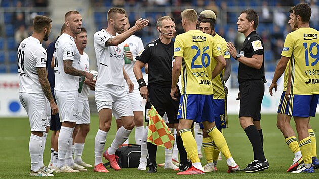 Utkn 8. kola prvn fotbalov ligy: 1. FC Slovcko - Fastav Zln. Vclav Prochzka ze Zlna se dohaduje s hri Slovcka a jde do sprch.