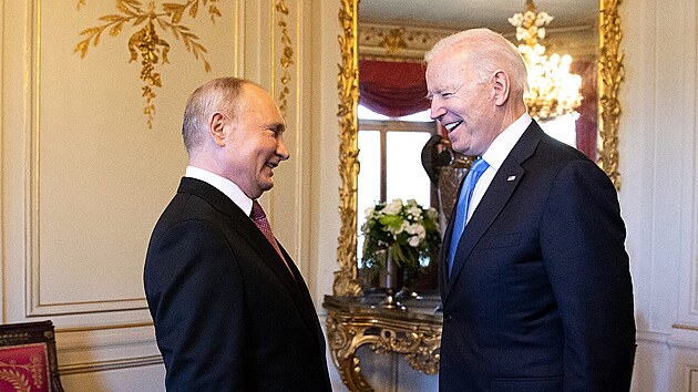 Prezident Ruska Vladimir Putin (vlevo) a USA Joe Biden (vpravo). (16. června 2021)