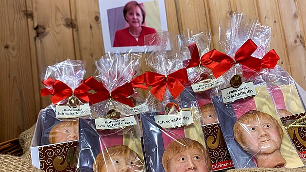 Němečtí cukráři vyrábějí marcipánové sušenky znázorňující německou kancléřku Angelu Merkelovou.