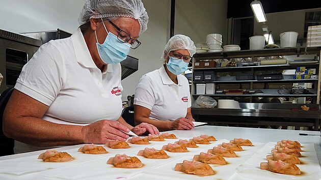 Němečtí cukráři vyrábějí marcipánové sušenky znázorňující německou kancléřku Angelu Merkelovou.