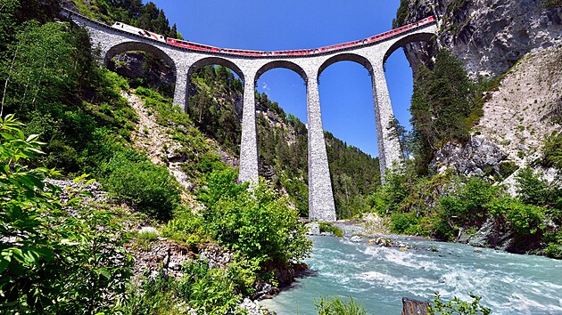 Landwasser. Nejpopulrnj vcarsk eleznin viadukt.