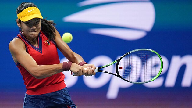 Britka Emma Raducanuov hraje bekhend v semifinle US Open.